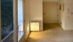 Heller, leerer Wohnraum mit Holzboden, Balkonzugang und Meerblick in renovierter Wohnung in Palma de Mallorca