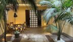 Elegante corte interior del apartamento en Palma con palmeras, suelo de piedra natural y acogedora zona de estar