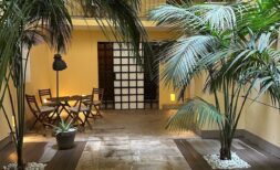 Eleganter Innenhof der Wohnung in Palma mit Palmen, Natursteinboden und gemütlichem Sitzbereich