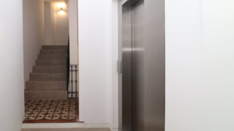Área de entrada con ascensor y escalera, piso de mosaico decorativo, ático maisonette Paseo del Borne Palma