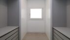 Vestidor incorporado moderno con cajones empotrados grises y ventana en el ático, Paseo del Borne, Palma
