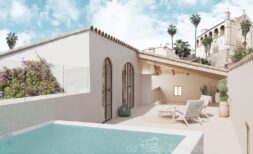 Perfekt saniertes Stadthaus mit Bodega, Dachterrasse und Pool