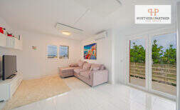 Großzügige frisch renovierte Wohnung mit 3 Schlafzimmern, großer Terrasse und Meerblick