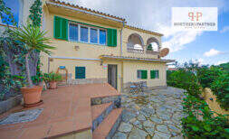 Charmante Doppelhaushälfte in Cala Romantica – mit Terrasse, Garten und Meerfernblick