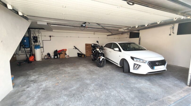 Geräumige Doppelgarage mit Betonboden, Automatiktor und Technikraum im modernen Einfamilienhaus Marratxí