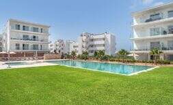 Vida moderna con aire mediterráneo - Elegante piso de 2 habitaciones en un complejo exclusivo