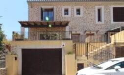 Großes Naturstein – Einfamilienhaus mit Gemeinschaftspool