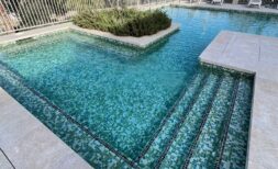 Vida moderna con aire mediterráneo: elegante piso de 2 habitaciones