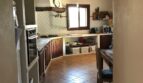 Rustikale Küche der Finca in Artà mit Holzbalkendecke, Terrakottaboden und Landhausküche