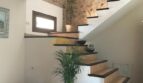 Rustikale Treppe mit Holzstufen und Natursteinwand in einer Finca in Artà, Mallorca