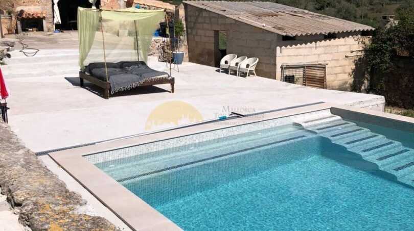Finca Artà: Türkiser Pool mit Sonnenterrasse, Himmelbett und Bergpanorama in idyllischer Alleinlage