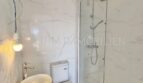Modernes Bad mit Marmorfliesen, Walk-in-Dusche, WC und Waschtisch auf Holzunterschrank in Palma.