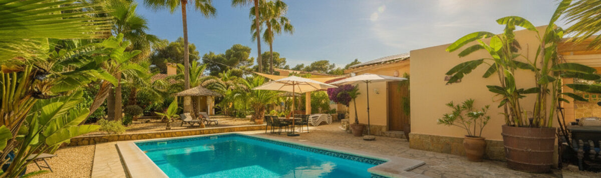Vista de la propiedad: Casa con 2 dormitorios, 2 baños, jardín, garaje y piscina en venta