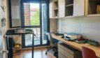 Multifunktionales Arbeitszimmer mit Laufband, eingebautem Holzschreibtisch und Balkonzugang im Luxus-Apartment Palma