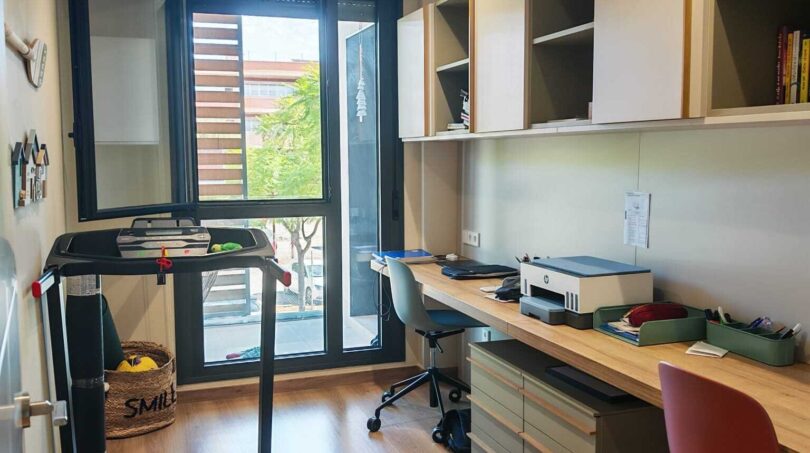 Multifunktionales Arbeitszimmer mit Laufband, eingebautem Holzschreibtisch und Balkonzugang im Luxus-Apartment Palma
