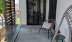 Moderner Balkon mit Rattanstühlen, Glasgeländer und Blick ins Wohnzimmer, Apartment Palma de Mallorca