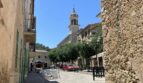 Casco antiguo histórico de Mancor de la Vall con campanario, edificios de piedra natural y animada plaza del pueblo