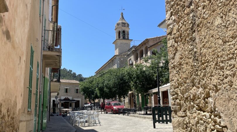 Casco antiguo histórico de Mancor de la Vall con campanario, edificios de piedra natural y animada plaza del pueblo
