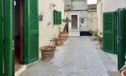 Historisches mallorquinisches Dorfhaus mit Garage, Terrasse und Ausbaupotenzial in Petra