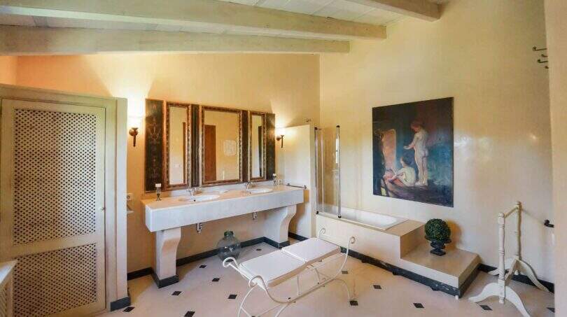 Breite bad mit duche und Badewanne