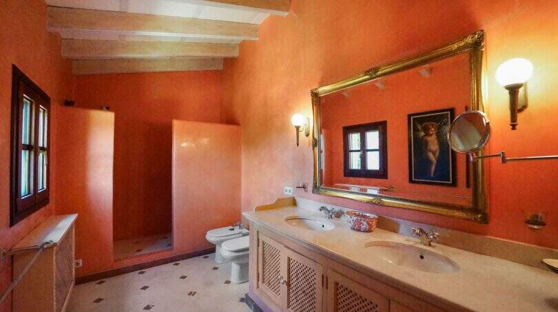 Bad in rote Farbe Finca