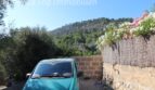 Parkplatz der Finca in Llucmajor mit Blick auf den bewaldeten Hexenberg und blühenden Oleander.