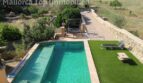 Finca Llucmajor: Pool with turquoise water, sun loungers on artificial grass and garden facility with natural stone wall.