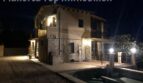 Finca Llucmajor bei Nacht: Beleuchtete Naturstein-Villa mit Pool, Terrasse und Pergola, eingebettet in die Natur.