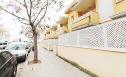 Amplio piso en planta baja con terrazas y aparcamiento