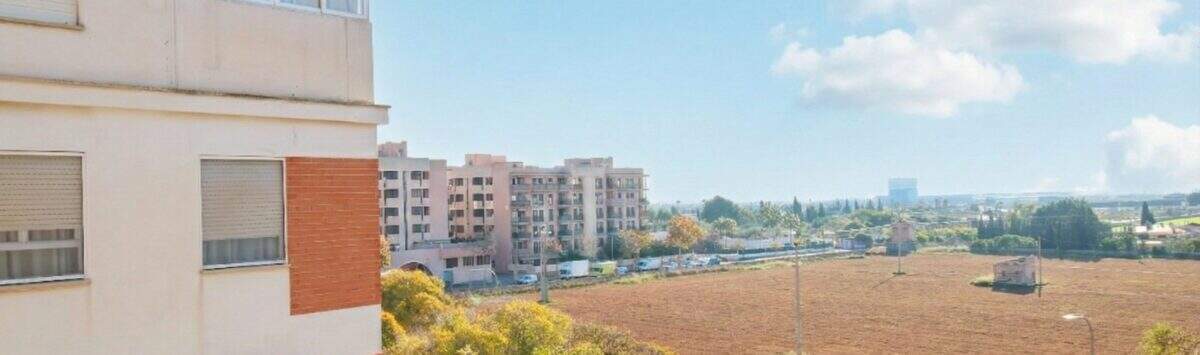 Imagen del inmueble: Piso de 93m² con 5 habitaciones, baño y balcón en venta