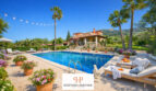 Luxuriöse Villa mit Pool im Garten (1)
