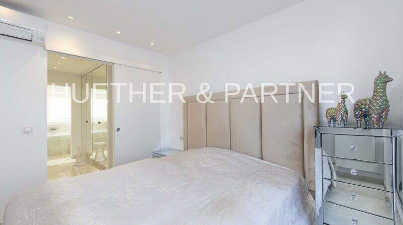 Schlafzimmer mit Blick zum Bad