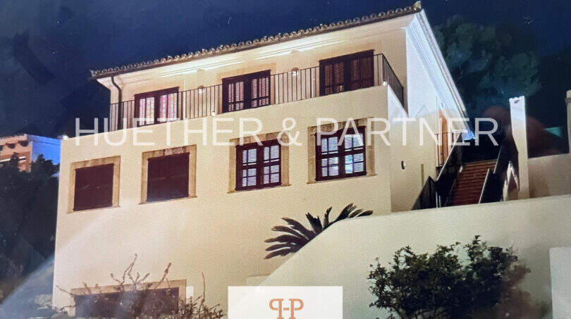 Haus von aussen bei Nacht