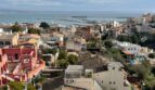 Panoramablick über Palmas Dächer auf den Hafen und das Mittelmeer, umgeben von mediterraner Architektur.