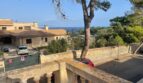 Steinbalkon mit Meerblick, mediterrane Villa in Porto Cristo, Sandsteinbalustraden, Pinien und Blick aufs Mittelmeer