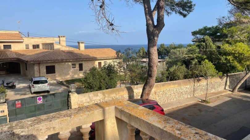 Steinbalkon mit Meerblick, mediterrane Villa in Porto Cristo, Sandsteinbalustraden, Pinien und Blick aufs Mittelmeer