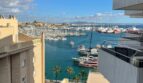 Balkonblick auf den Hafen von Palma mit Yachten, türkisem Wasser und der Kathedrale im Hintergrund