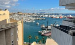 Balkonblick auf den Hafen von Palma mit Yachten, türkisem Wasser und der Kathedrale im Hintergrund