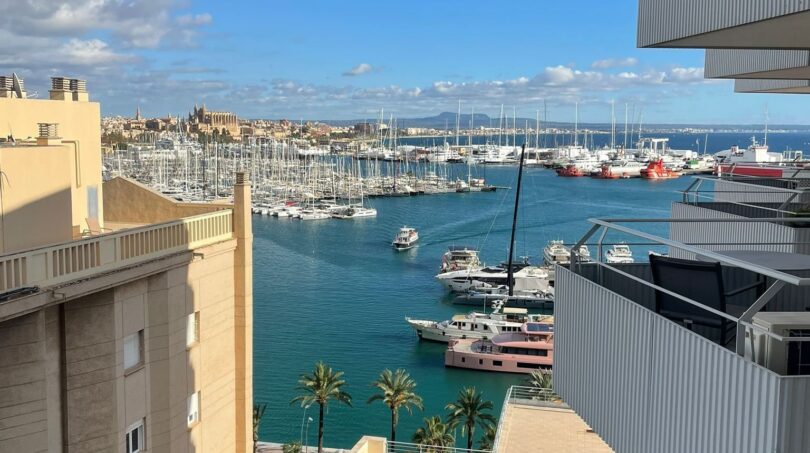Balkonblick auf den Hafen von Palma mit Yachten, türkisem Wasser und der Kathedrale im Hintergrund