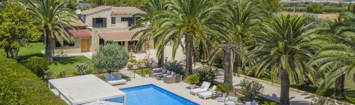 View of the property: Renovated 8.300m² finca with 2 guest houses and pool for sale