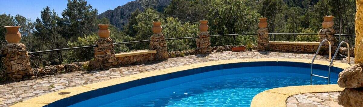 Vista de la propiedad: Finca de piedra natural en venta: 2 dormitorios, 2 baños, terraza y piscina