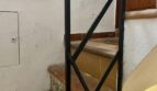 Escalera con barandilla de hierro forjado y peldaños de azulejo decorados en apartamento del casco antiguo de Palma de Mallorca