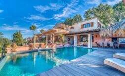 Large property with great landscape and sea views