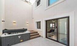 New build in modern style with patio in Felanitx