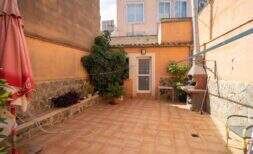 Haus mit großem Patio, mehreren Terrassen und Garage