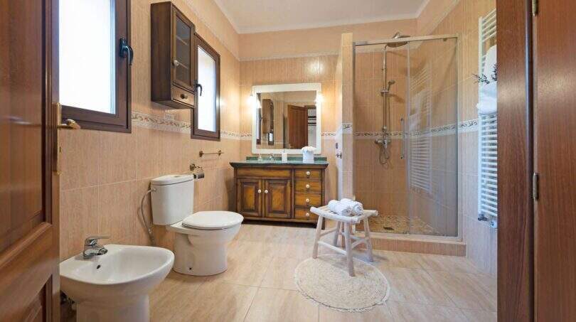 Grosses Badezimmer in Luxus-Immobilie