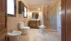 Grosses Badezimmer in Luxus-Immobilie