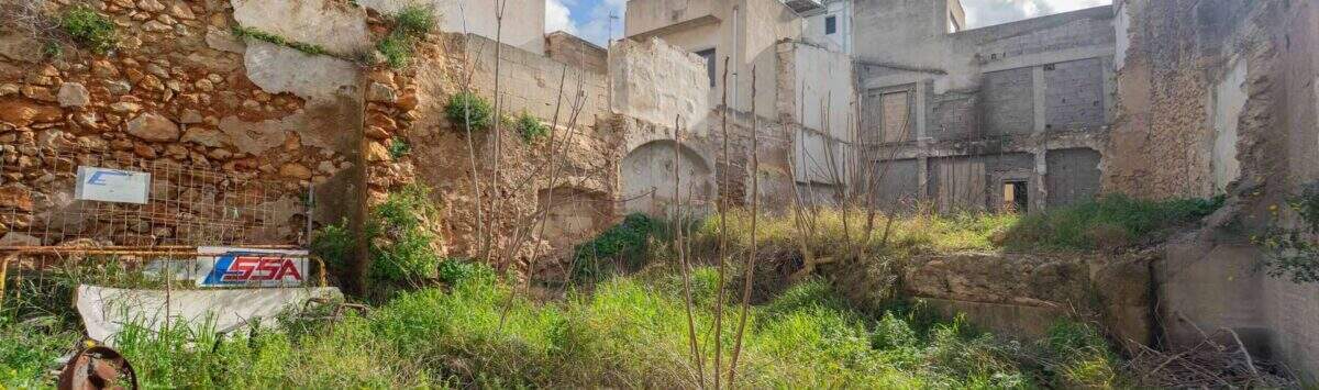 Imagen de la propiedad: 285m² casa de pueblo con 4 habitaciones, baño y proyecto de construcción para la venta