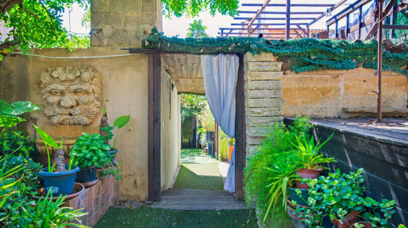 Durchgang zwischen den Patios