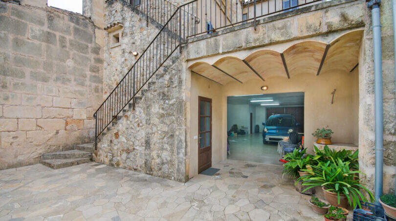 Terrasse und Eingang zur Garage